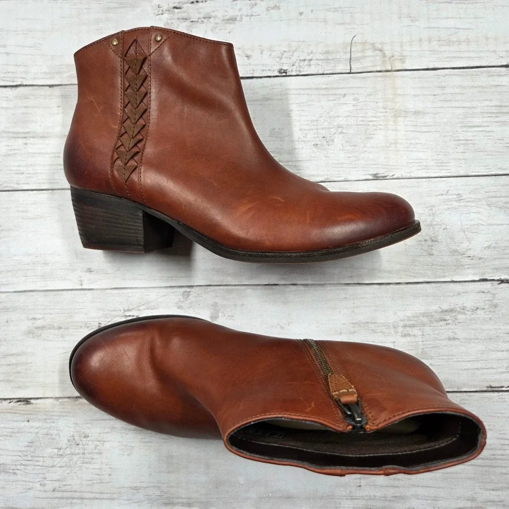 Clarks boots have